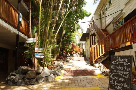 Somewhere To Stay Backpackers - Cruises Travel 1