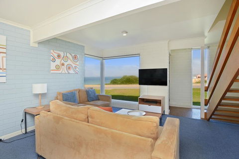 South Seas Beachfront Apartments - Travel Search 3