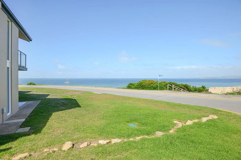South Seas Beachfront Apartments - Travel Search 1