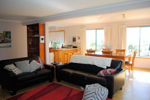 Spacious And Central To CBD - Travel Search 0