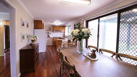 Spacious And Cozy Home Next To Glen Waverley - Travel Search 1