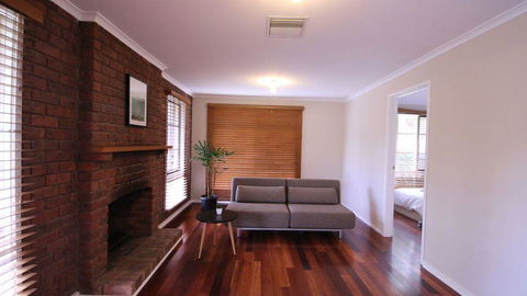 Spacious And Cozy Home Next To Glen Waverley - Travel Search 2