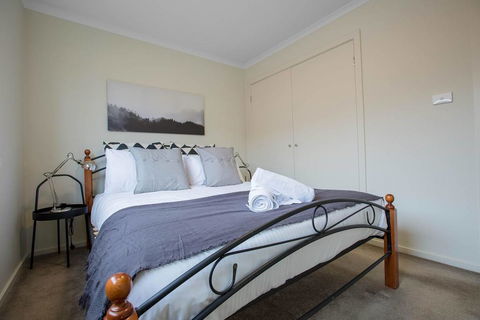 Spacious Lovely 5Beds Home@Point Cook - Travel Search 2