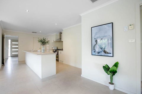 Spacious Lovely 5Beds Home@Point Cook - Travel Search 3