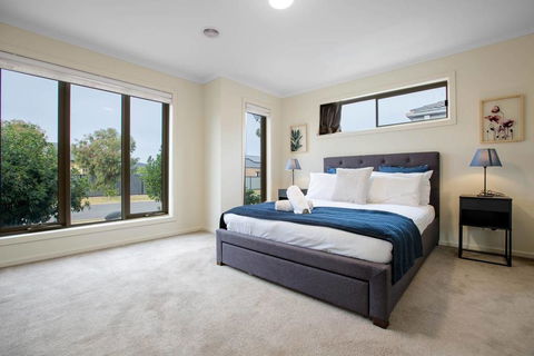 Spacious Lovely 5Beds Home@Point Cook - Travel Search 1