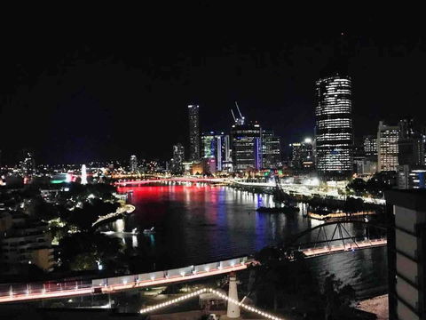Spacious River Front 2 Bed Apt Central Location - Tourism Guide 3