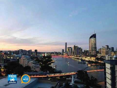 Spacious River Front 2 Bed Apt Central Location - Tourism Guide 0