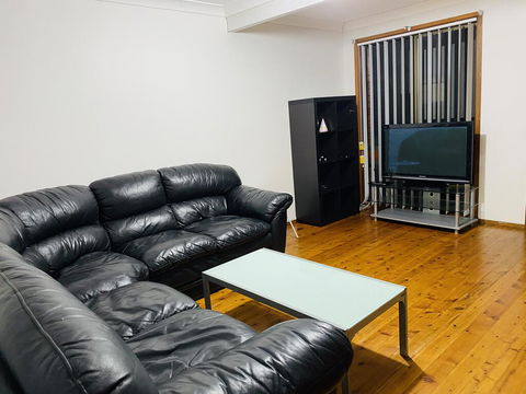 Spacious Townhouse In Wollongong - Travel Agents 1