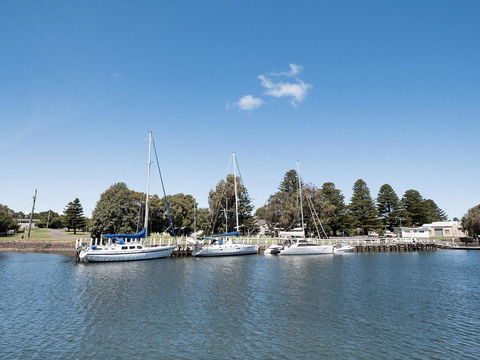 Spinnakers Waterfront - Travel Search 2