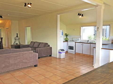 Stillwater', 25 Victoria Parade - Large Cottage Across From The Water Sleeping 13 - Cruises Travel 2