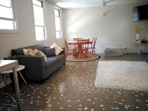 Stranded? Nowhere To Stay? Sanitised Apartment, Sleeps 4, Netflix, Wifi, Pool - Tourism Guide 0