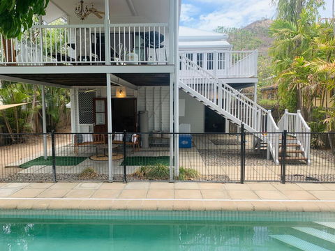 Stranded? Nowhere To Stay? Sanitised Apartment, Sleeps 4, Netflix, Wifi, Pool - Cruises Travel 2