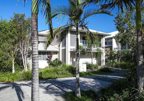 Stunning Beachside Home Minutes From Coolum Beach - Travel Search 1