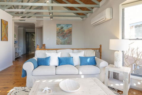 STUNNING WATERFRONT ESCAPE AT DALEYS POINT - Cruises Travel 3