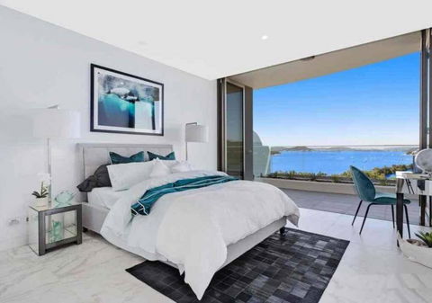 Stylish Penthouse With Views & Jacuzzi - Cruises Travel 3
