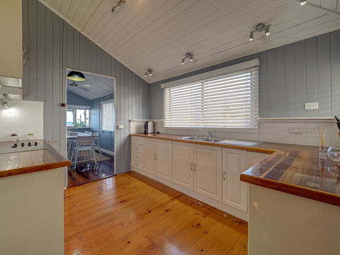 Sublime Beachfront Queenslander On The Esplanade - Cruises Travel 1