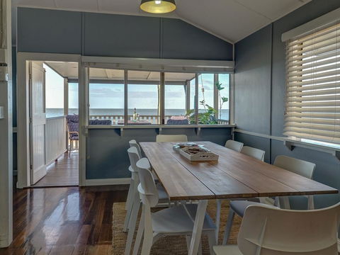 Sublime Beachfront Queenslander On The Esplanade - Cruises Travel 0