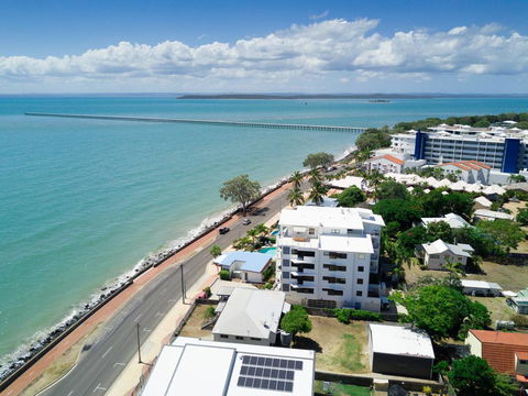 Sublime Beachfront Queenslander On The Esplanade - Cruises Travel 2