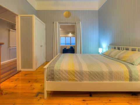 Sublime Beachfront Queenslander On The Esplanade - Cruises Travel 3