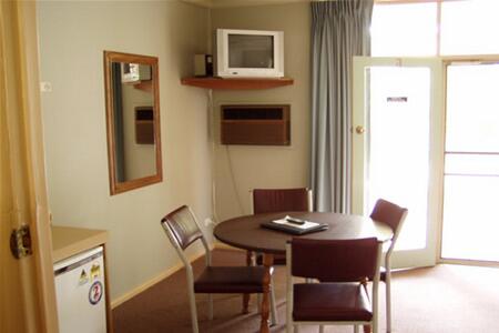 Sun River Resort Motel - Travel Agents 3