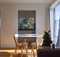 Sun-Drenched 1 Bed Studio Apt Newtown Parking - Travel Agents