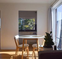 Sun-Drenched 1 Bed Studio Apt Newtown Parking - Travel Agents