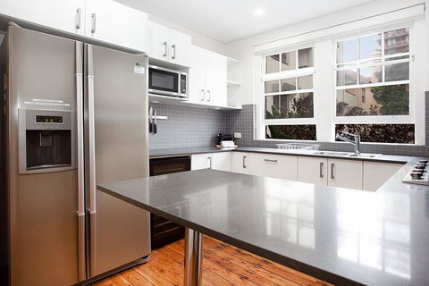 Sunlit 2-bed Apartment Metres From The Beach - Cruises Travel 2