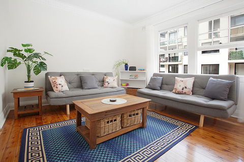 Sunlit 2-bed Apartment Metres From The Beach - Cruises Travel 0