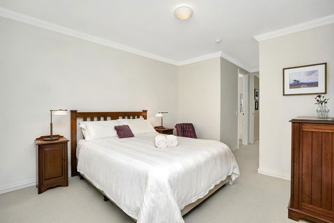 Sunny And Spacious Two Bedroom Apartment - SPF13 - Cruises Travel 2
