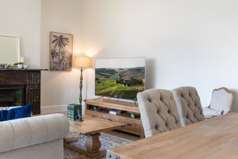 Sunny Apartment With Private Parking - Tourism Guide 1