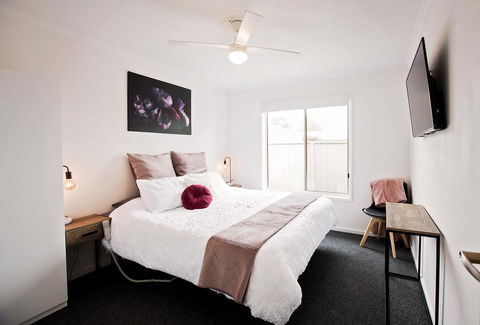 Sunny Shackell - Echuca Moama Holiday Accommodation - Cruises Travel 0