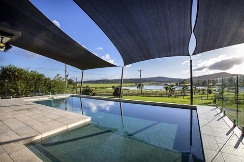 Sunset Retreat Airlie Beach Rural Getaway - Travel Search 2