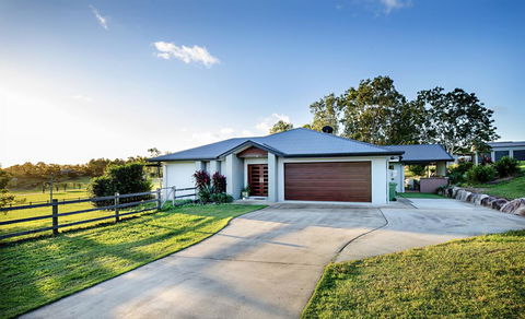 Sunset Retreat Airlie Beach Rural Getaway - Travel Search 0
