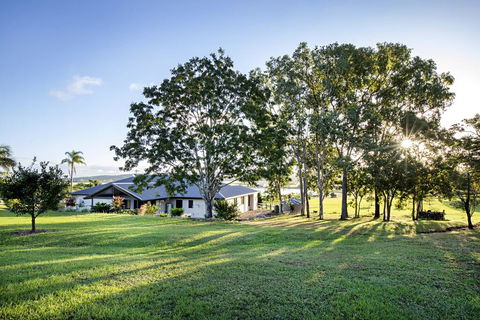 Sunset Retreat Airlie Beach Rural Getaway - Travel Search 1