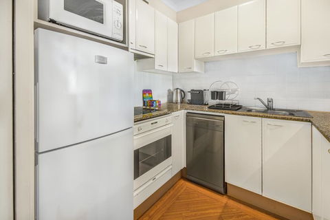 Super Convenient Apartment With Garden Views - Travel Search 3
