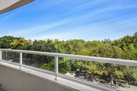 Super Convenient Apartment With Garden Views - Travel Search 0
