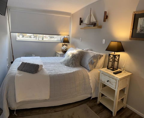 Swamp Fox Luxury 2BR Dutch Barge - Tourism Guide 1