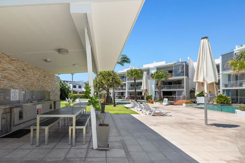 SWIM UP DRIFT APARTMENT 12 South - Travel Search 1