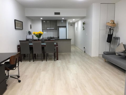 Sydney CBD Family Home - Cruises Travel 1
