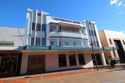 Tattersalls Hotel - Tourism Guide 0
