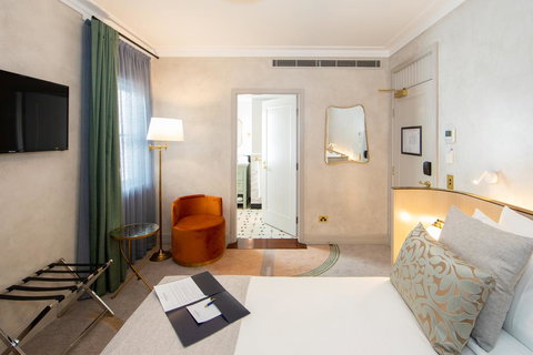 Tattersalls Hotel - Tourism Guide 1