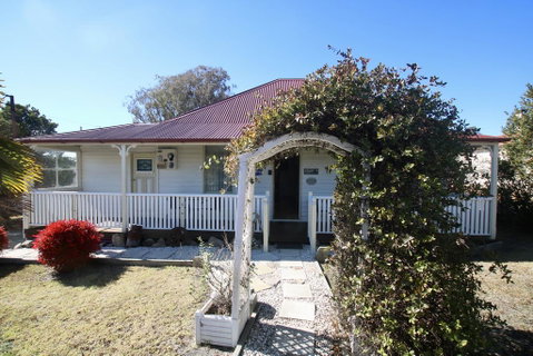 Tenterfield Historic C1895 Cottage - Tourism Guide 1