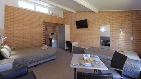 Tenterfield Motor Inn - Tourism Guide 3