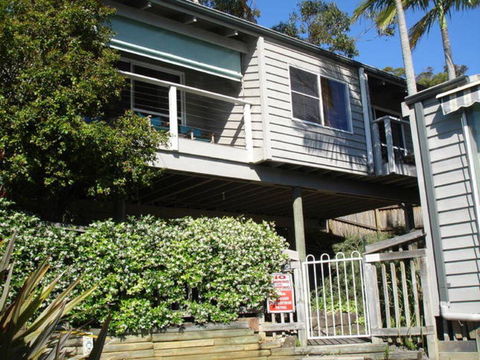 The Beach Hut Avoca Beach NSW - Cruises Travel 0