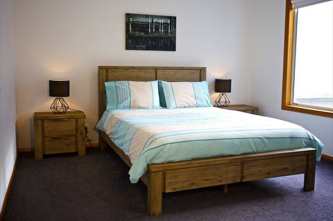 Penguin Beachfront Apartments - Travel Search 10