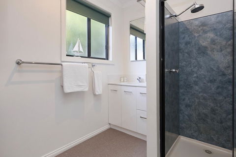 KINGFISHER COTTAGE Beachfront At The Binalong Bay - Tourism Guide 2