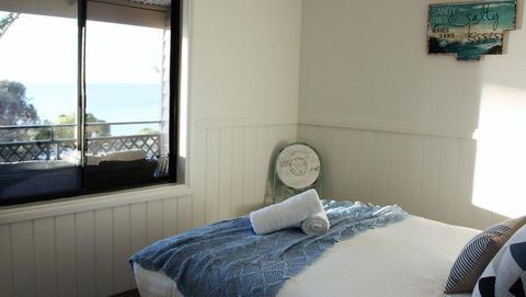KINGFISHER COTTAGE Beachfront At The Binalong Bay - Tourism Guide 11