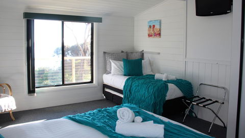 KINGFISHER COTTAGE Beachfront At The Binalong Bay - Tourism Guide 5