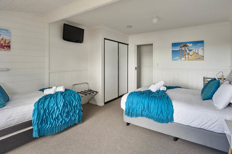 KINGFISHER COTTAGE Beachfront At The Binalong Bay - Tourism Guide 3