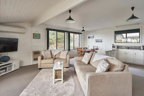KINGFISHER COTTAGE Beachfront At The Binalong Bay - Tourism Guide 4